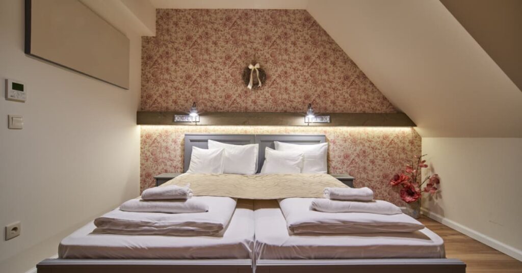 chambre aménagée dans les combles