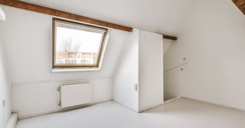 grenier aménagé en espace de stockage