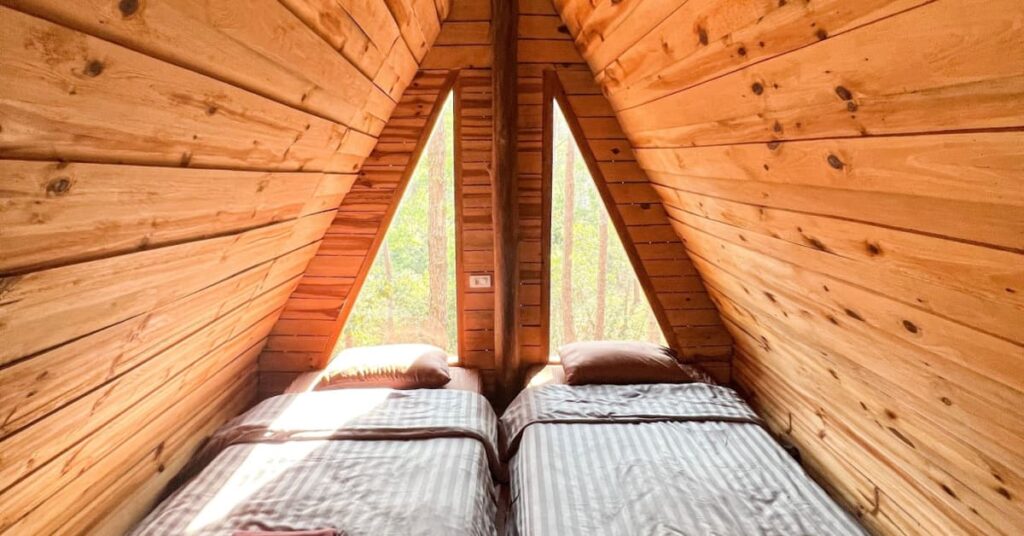 deux lits individuels dans le toit