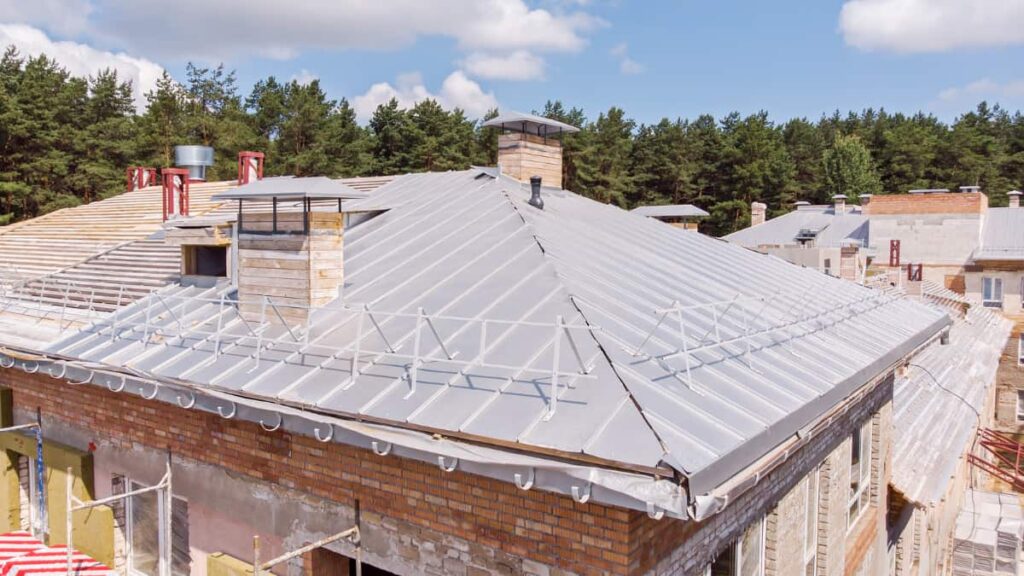 travaux d'isolation d'une toiture en pente par l'extérieur 