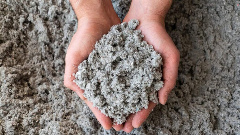 La ouate de cellulose sous forme de petits flocons gris clair à gris bleuté, légers et doux